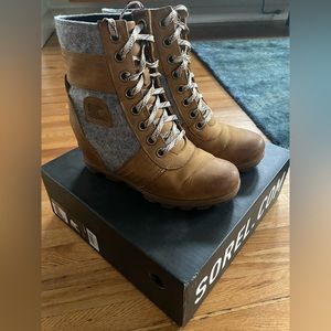 Sorel Lexie Wedge Women’s Size 9 in Camel Brown -nearly new condition